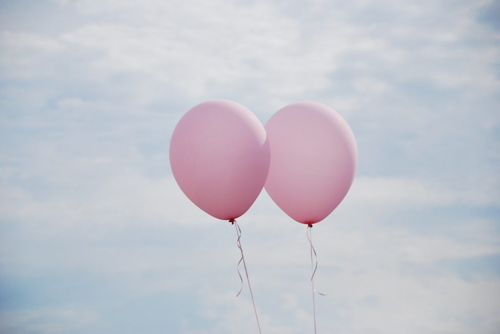 Luftballons fliegen am Himmel